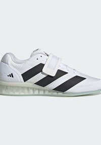 Weißer Sportschuh mit strukturiertem Obermaterial, schwarzen Streifen, verstellbarem Riemen und durchsichtiger Sohle mit dem Text „Stärke in Zahlen“.}}