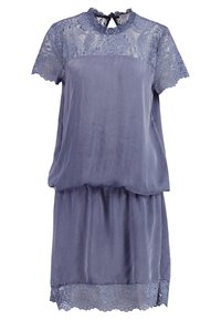 Vestido con encaje en suave tono violeta, que presenta un corsé ajustado, mangas cortas y una falda fluida con un dobladillo texturizado.
