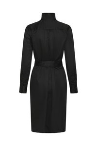 Fekete, hosszú ujjú midi ruha magas gallérral, begombolható mandzsettákkal és derékövvel, hátulnézetben, fehér háttéren.