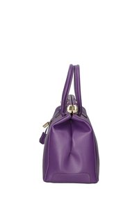 Borsa in pelle viola con forma strutturata, doppi manici e chiusura con zip dorata. Superficie testurizzata con cuciture visibili.
