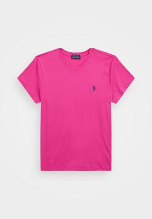 Rosa bomull t-skjorte med rund hals, korte ermer og en liten marineblå logo på venstre bryst. Myk tekstur og enkel design.