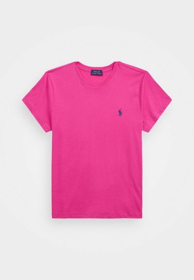 Rosa Baumwoll-T-Shirt mit Rundhalsausschnitt, kurzen Ärmeln und einem kleinen dunkelblauen Logo auf der linken Brust. Weiche Textur und schlichtes Design.
