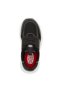 Schwarzer Sportschuh mit Mesh-Obermaterial, strukturierten Details und drei schwarzen Riemen. Rote Innensohle mit "HEY DUDE"-Logo; weiß gesprenkelte Sohle.