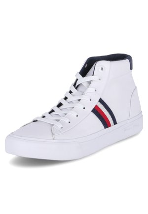 Baskets montantes blanches avec lacets blancs et détail en tissu rayé rouge, blanc et bleu sur le côté et doublure intérieure sombre.