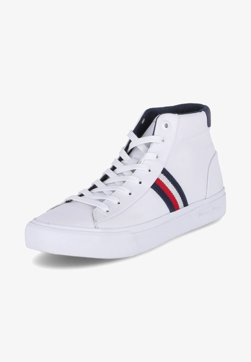 Baskets montantes blanches avec lacets blancs et détail en tissu rayé rouge, blanc et bleu sur le côté et doublure intérieure sombre.