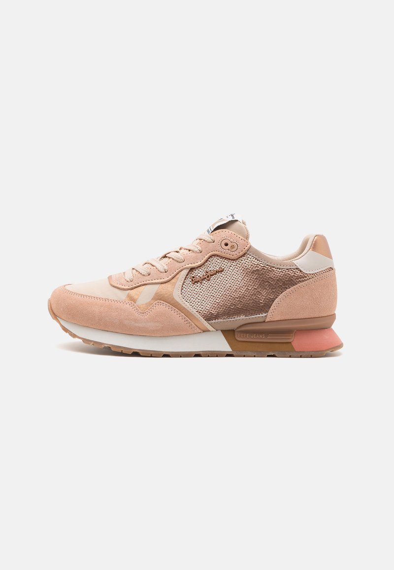 Lichtroze sportieve schoen van suede en mesh, met een gestructureerde zijpaneel, witte tussenzool en een subtiele rozenaccent op de hiel.