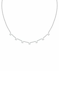 Collana in argento con sette piccole gemme quadrate trasparenti distanziate uniformemente lungo la lunghezza, caratterizzata da una finitura delicata e lucente.