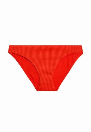 Bas de bikini rouge côtelé avec une coupe classique et une texture lisse. Le tissu a un léger éclat, sans motifs ni accents supplémentaires.