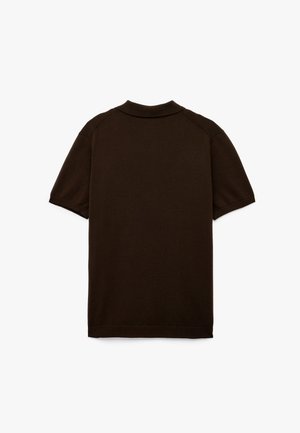 Korte mouwen poloshirt in bruin met een klassieke kraag, geribbelde halslijn en een gladde textuur. Heeft geen voorkantontwerp of versieringen.
