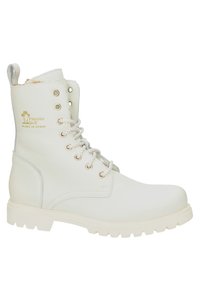 Botín de cuero blanco hasta el tobillo con suela robusta, punta redonda, cuello acolchado y logotipo dorado. Presenta ojales metálicos y cordones en contraste.