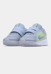 Baskets bleu clair avec des accents verts, dessus en maille et bandes Velcro. Comprend une pointe arrondie, une semelle rembourrée et un motif de grip texturé.