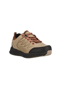 Scarpe sportive beige con punta in gomma nera, tomaia in tessuto texturizzato, dettagli marroni nei lacci e nel tallone e design a zigzag.