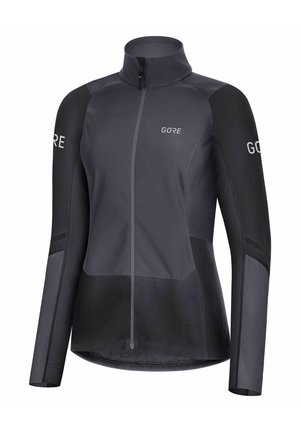 Veste de cyclisme noire et gris foncé à manches longues avec fermeture éclair frontale et le nom de la marque Gore imprimé sur la poitrine et les manches.