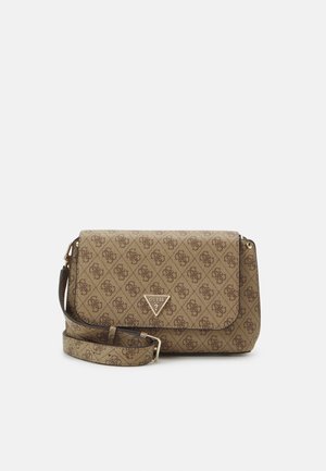 Sac bandoulière marron à motifs avec sangle ajustable et logo triangulaire doré Guess sur le rabat avant.