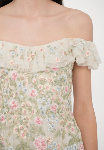 Off-shoulder jurk in lichtbeige met bloemenborduursel in roze, blauw en groen. Heeft een geruffelde halslijn en een textuurstof.