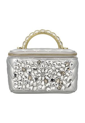 Ezüst színű steppelt kézitáska arany fonott fogantyúval, elején áttetsző és füstös kristály díszítésekből álló csoporttal díszítve.