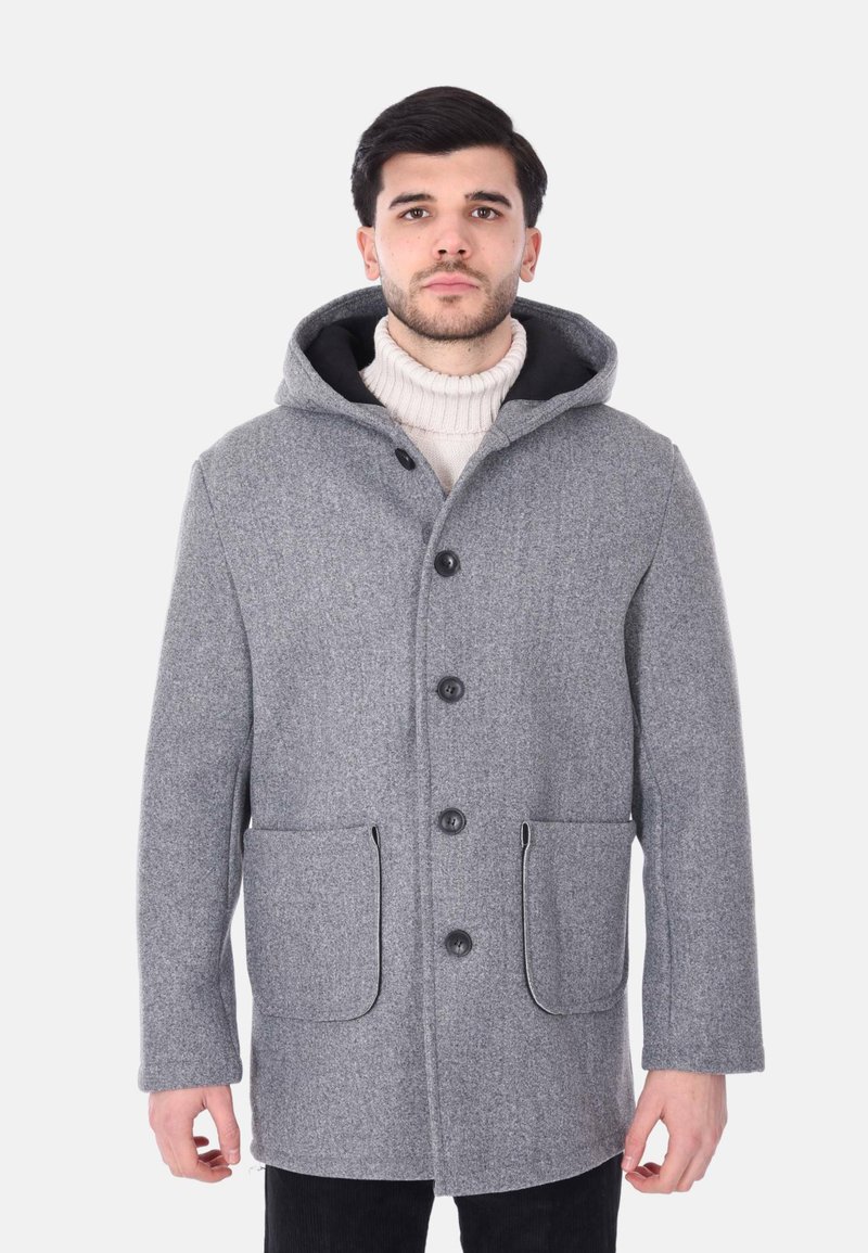 Cappotto grigio in lana con cappuccio, chiusura con bottoni e due tasche anteriori. Caratterizzato da una texture morbida e un design semplice. Interno foderato per maggiore calore.