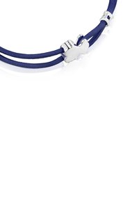 Ciondolo a forma di topo in argento su un bracciale con doppio cordino blu e una piccola perla decorativa in argento su sfondo bianco.