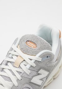 New Balance M2002 UNISEX - Zapatillas - light grey