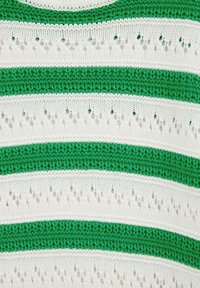 Stickad tröja med växlande gröna och vita ränder. Spetsmönster mellan ränderna ger textur. Rund halsringning med solida stickade detaljer.