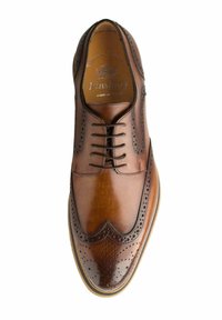 Chaussure de ville pour homme en cuir marron, avec un design brogue à bouts renforcés, fermeture à lacets et perforations détaillées, vue de dessus.