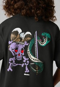 smALLSAINTS REGULAR FIT- GRAPHIC CREW - Potiskana majica - black sabrerattler