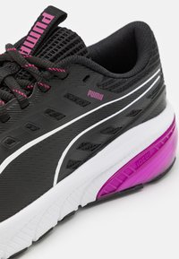 Puma CELL GLARE  - Tenisice za trening - black/magenta gleam
