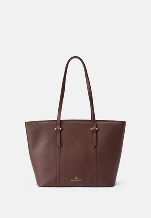 Borsa a tote in finta pelle marrone con due manici lunghi, una finitura testurizzata e accenti dorati minimi. Presenta un logo prominente sul davanti.