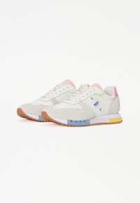 Heledad hallid sneakersid sametist ülemise osaga, kontrastsete pastelltooni aktsentidega roosas, sinises ja kollases, ning valge vahevahetusega kummitald.