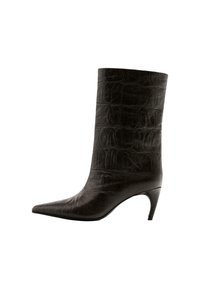 Bottine en cuir noir avec une texture crocodile, bout pointu et un talon fin et courbé. Fini lisse sans quincaillerie visible.