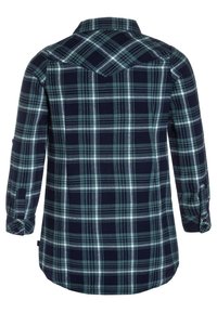 Koszula w kratę w granatowym, zielonym i białym kolorze. Posiada zapięcie na guziki, kołnierzyk oraz długie rękawy. Wykonana z miękkiego materiału o luźnym kroju.