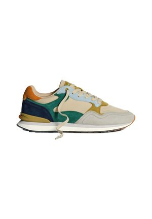 Sneakers multicolori realizzati in suede e mesh; presentano accenti verdi, blu e marroni, punta grigia chiara e una suola intermedia bianca con suola esterna nera.