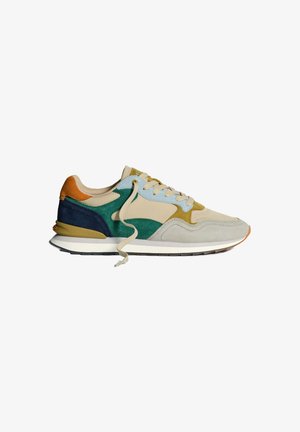 Multikleuren sneaker gemaakt van suede en mesh; heeft groene, blauwe en bruine accenten, een lichtgrijze voorkant en een witte tussenzool met een zwarte buitenzool.