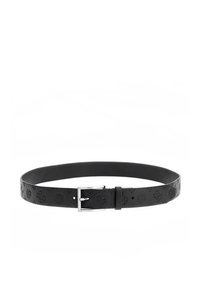 Zwarte leren riem met geperste patronen, een glanzende zilveren metalen gesp en een zachte textuur. Verstelbaar voor maat.