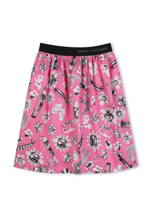 Jupe rose ornée d'un motif audacieux de fleurs noires et blanches, avec des accessoires en métal. Ceinture élastique pour un confort optimal.