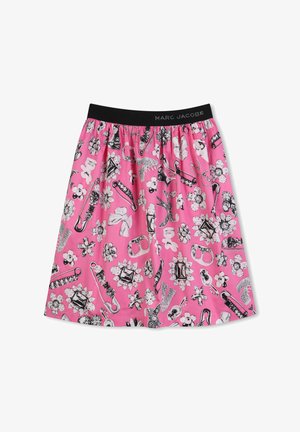 Jupe rose ornée d'un motif audacieux de fleurs noires et blanches, avec des accessoires en métal. Ceinture élastique pour un confort optimal.