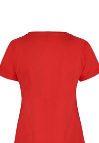Camiseta roja de manga corta hecha de algodón. Presenta un cuello redondo y una textura suave, con un color sólido y sin patrones visibles.