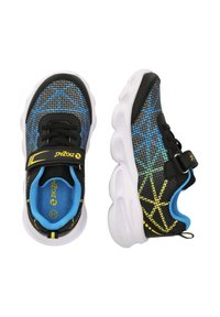 Svarta sportskor med en överdel i mesh som har blå och gula zigzag-mönster. Gummisula; justerbar rem; vadderad tunga och krage.