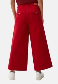 s.Oliver Flared Jeans - rot