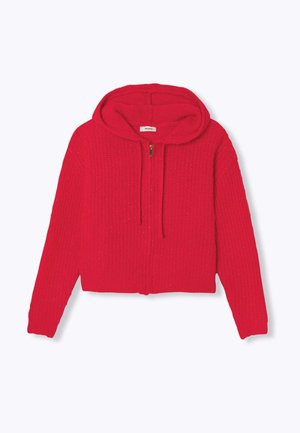 Veste à capuche rouge en tricot avec fermeture éclair, cordons de serrage, manches longues et motif texturé, posée à plat sur un fond blanc.