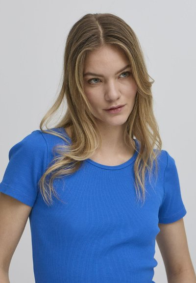 Ribotas mėlynas medvilninis marškinėliai su trumpomis rankovėmis ir apvaliu iškirpimu. Turi prigludusį dizainą ir lygią tekstūrą.