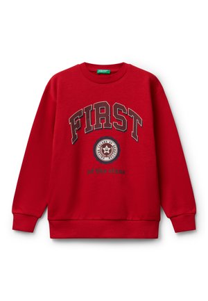 Rode longsleeve sweatshirt met "FIRST" in grote letters, een rond embleem, en de tekst "of the class" eronder, geribbelde manchetten en zoom.