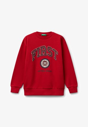 Felpa rossa a maniche lunghe con la scritta "FIRST" in grandi lettere, un'emblema rotondo e il testo "of the class" sottostante, polsini e orlo a coste.