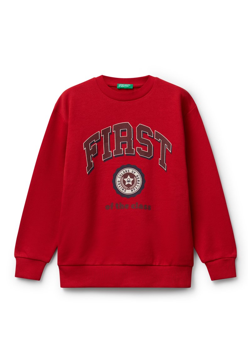 Felpa rossa a maniche lunghe con la scritta "FIRST" in grandi lettere, un'emblema rotondo e il testo "of the class" sottostante, polsini e orlo a coste.