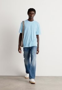 BOSS TEE - Βασικό μπλουζάκι - light pastel blue