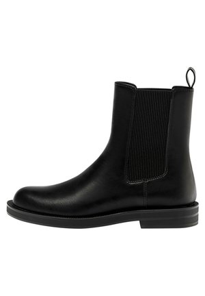 Botte Chelsea en cuir noir avec un panneau latéral élastique, un languette de tirage au talon, une semelle plate et un bout arrondi.