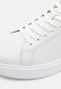 Calvin Klein LACE UP - Sneaker low - white/apple butter