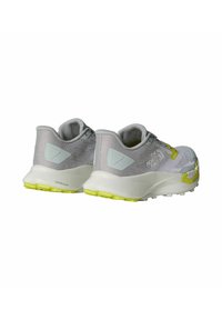 Graue Sportschuhe mit einer strukturierten Oberseite, weißen und gelben Sohlenelementen, die ein markantes Logo und ein leichtes Design aufweisen.