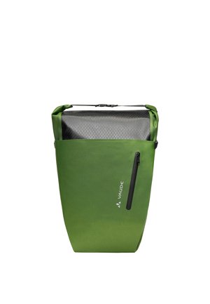 Mochila verde con cierre enrollable, con bolsillo delantero de cremallera negra y logotipo de la marca en el lateral, sobre un fondo blanco.