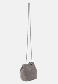 Borsa a secchiello nera in rete con tracolla in catena argentata, occhielli circolari e parte superiore arricciata, che mette in mostra un design tessuto strutturato.